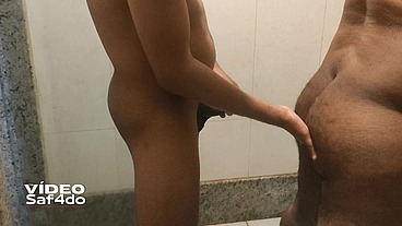 Safadinhos no banheiro fazendo broderagem
