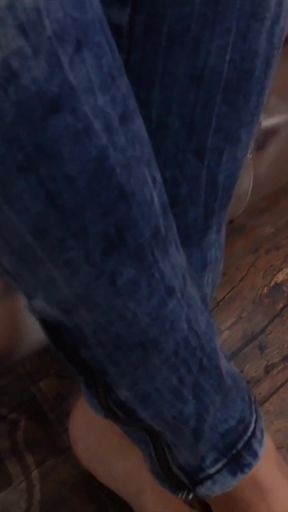 Pee Report of Superstar, Skinny Top Babe