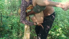 Bhabhi jangal mi akeli mili aur boobs nikala bhabhi ka