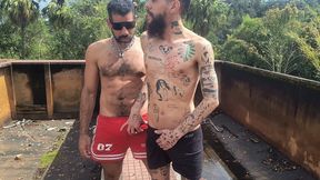 trepando no alto da montanha