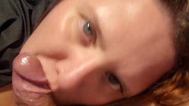Ruiva gordinha gostosa se exibe, fode gostoso e finaliza tomando leitinho