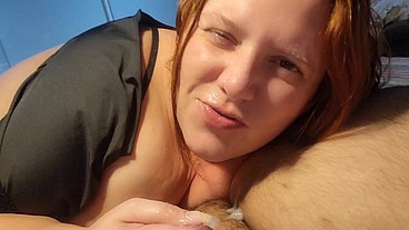 Ruiva gordinha gostosa se exibe, fode gostoso e finaliza tomando leitinho