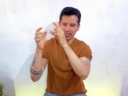 Enfermo de la cruz roja dotado de 20cm de verga y joven universitario se hacen sexo oral en la ducha