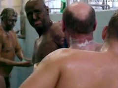 Trabalhadores gays tomando banho juntos