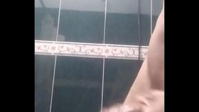 Masturbacion en el ba&ntilde_o de mi prima