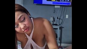 Sus Grandes chichotas rebotan en mi cara mientras esta montada encima de mi verga.