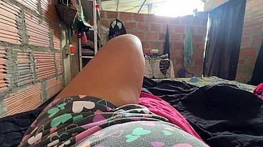 esperando que mi hermanastro llegue y me folle mi coño mojado