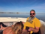 Esta rubia se pone cachonda en el barco.