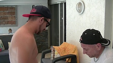 2270 baisé au jus dans la piscine par mon potej'adore sucer et me faire baiser...