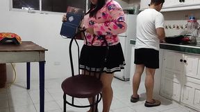 tio y hermanastra : voy a la casa de mi hermano a visitarlo y veo a mi sobrina llorando luego la ayuda con sus tareas terminamos follando mientra mi hermano esta en la cocina tengo a la mejor sobrina