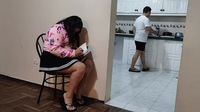 tio y hermanastra : voy a la casa de mi hermano a visitarlo y veo a mi sobrina llorando luego la ayuda con sus tareas terminamos follando mientra mi hermano esta en la cocina tengo a la mejor sobrina