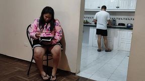 tio y hermanastra : voy a la casa de mi hermano a visitarlo y veo a mi sobrina llorando luego la ayuda con sus tareas terminamos follando mientra mi hermano esta en la cocina tengo a la mejor sobrina