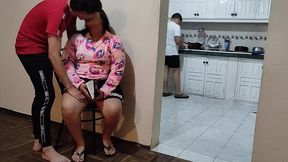 tio y hermanastra : voy a la casa de mi hermano a visitarlo y veo a mi sobrina llorando luego la ayuda con sus tareas terminamos follando mientra mi hermano esta en la cocina tengo a la mejor sobrina