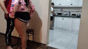 tio y hermanastra : voy a la casa de mi hermano a visitarlo y veo a mi sobrina llorando luego la ayuda con sus tareas terminamos follando mientra mi hermano esta en la cocina tengo a la mejor sobrina