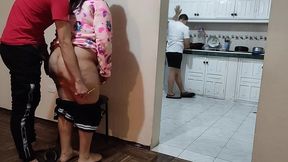 tio y hermanastra : voy a la casa de mi hermano a visitarlo y veo a mi sobrina llorando luego la ayuda con sus tareas terminamos follando mientra mi hermano esta en la cocina tengo a la mejor sobrina