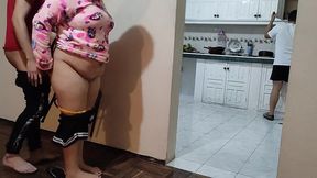 tio y hermanastra : voy a la casa de mi hermano a visitarlo y veo a mi sobrina llorando luego la ayuda con sus tareas terminamos follando mientra mi hermano esta en la cocina tengo a la mejor sobrina