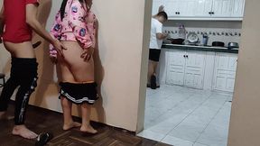 tio y hermanastra : voy a la casa de mi hermano a visitarlo y veo a mi sobrina llorando luego la ayuda con sus tareas terminamos follando mientra mi hermano esta en la cocina tengo a la mejor sobrina