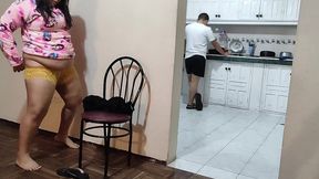 tio y hermanastra : voy a la casa de mi hermano a visitarlo y veo a mi sobrina llorando luego la ayuda con sus tareas terminamos follando mientra mi hermano esta en la cocina tengo a la mejor sobrina