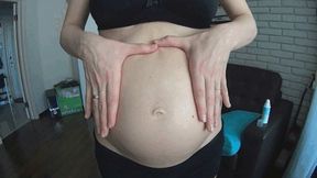 M SPREAD LOTION ON PREGNANT BELLY Bl