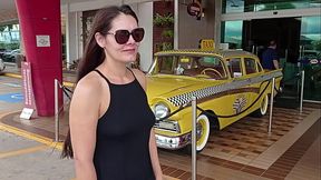 Raquel tirou a calcinha dentro do restaurante e come&ccedil_ou se masturbar em p&uacute_blico