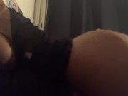 Cette jolie brune me chevauche passionnément