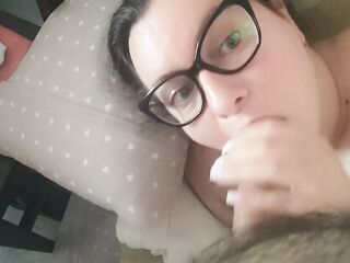 Ragazza fa un pompino amatoriale sul divano con venuta in bocca