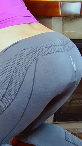 I Get Plugged and Soaked in Piss on My Grey Leggings