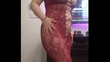 Con mi vestido rojo, abriendome el culo