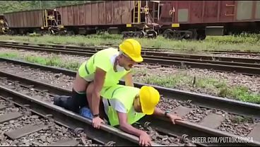 OS OPERARIOS PEGARAM PESADO NA HORA DO ALMO&Ccedil_O FUDERAN O COLEGA PASSIVO E DERAM MUITO LEITE DE SOBREMESA (TEASER) PART 2