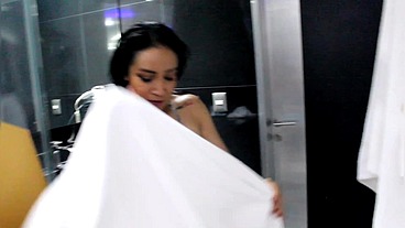 Reporto desperfectos en mi habitación y termino profanando el culo de la mucama