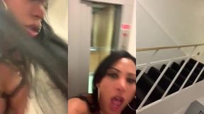 aylla gattina estava com tanto tesao que dominou seu escravo no corredor e fodeu ele gostoso