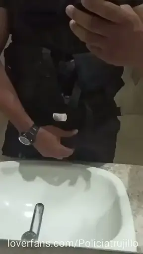 Nada más rico que hacer morbo en una baño público 🤤