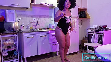 MULHER GOSTOSA DANDO COM A BUNDA EMPINADA