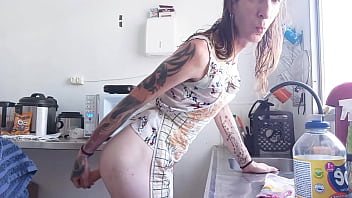 Dona de casa trans enfiando o dildo na cucetinha
