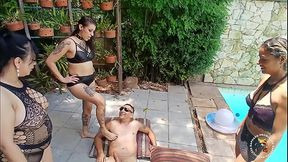 Patroas pegam funcion&aacute_rio cochilando pelado na piscina