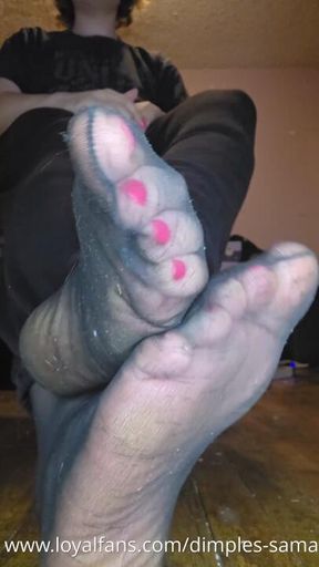 Worship my feet while I browse the web
