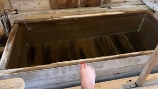 When I enter the hot spring, my skin is so smooth that I want you to touch it.