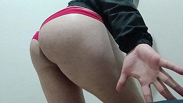 Shorts vermelho! Loiro Femboy mostrando a sua bunda sexy e grande para vocês olharem