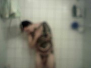 Homme bi et tattoué prend une longue douche chaude