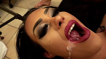 Spermas&uuml_chtige Bitch mit Trichter abgef&uuml_llt