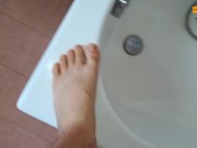 Ragazzo peloso e fimotico ti mostra i piedi, poi si sega in pov e ci sborra sopra