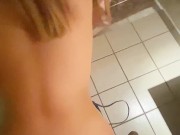 COGIENDO EN EL BAÑO DEL ANTRO NOS CACHAN POR SUS GEMIDOS