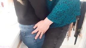 je la suce dans la salle de bain et fini sur mon visage