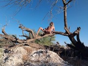 Dulce trans caliente con sandalias se desnuda en publico y monta tronco ancho pene caliente disfruta