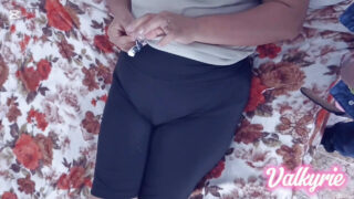 Mui, misionar – soție brunetă MILF grasă curvă care își fute singur fundul