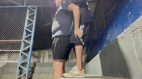 Gordinho dando pro morador de rua em p&uacute_blico