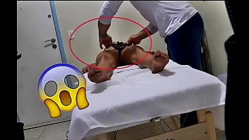 Masssagista safado tirou a calcinha da sua cliente e filmou escondido