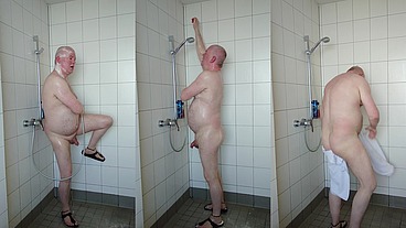 Erotisches Duschen in Birkenstocks
