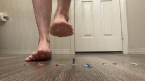 Giantess with tiny people