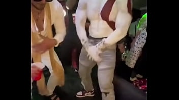 Kratos bailando con m&uacute_sica de Bad bunny de fondo
